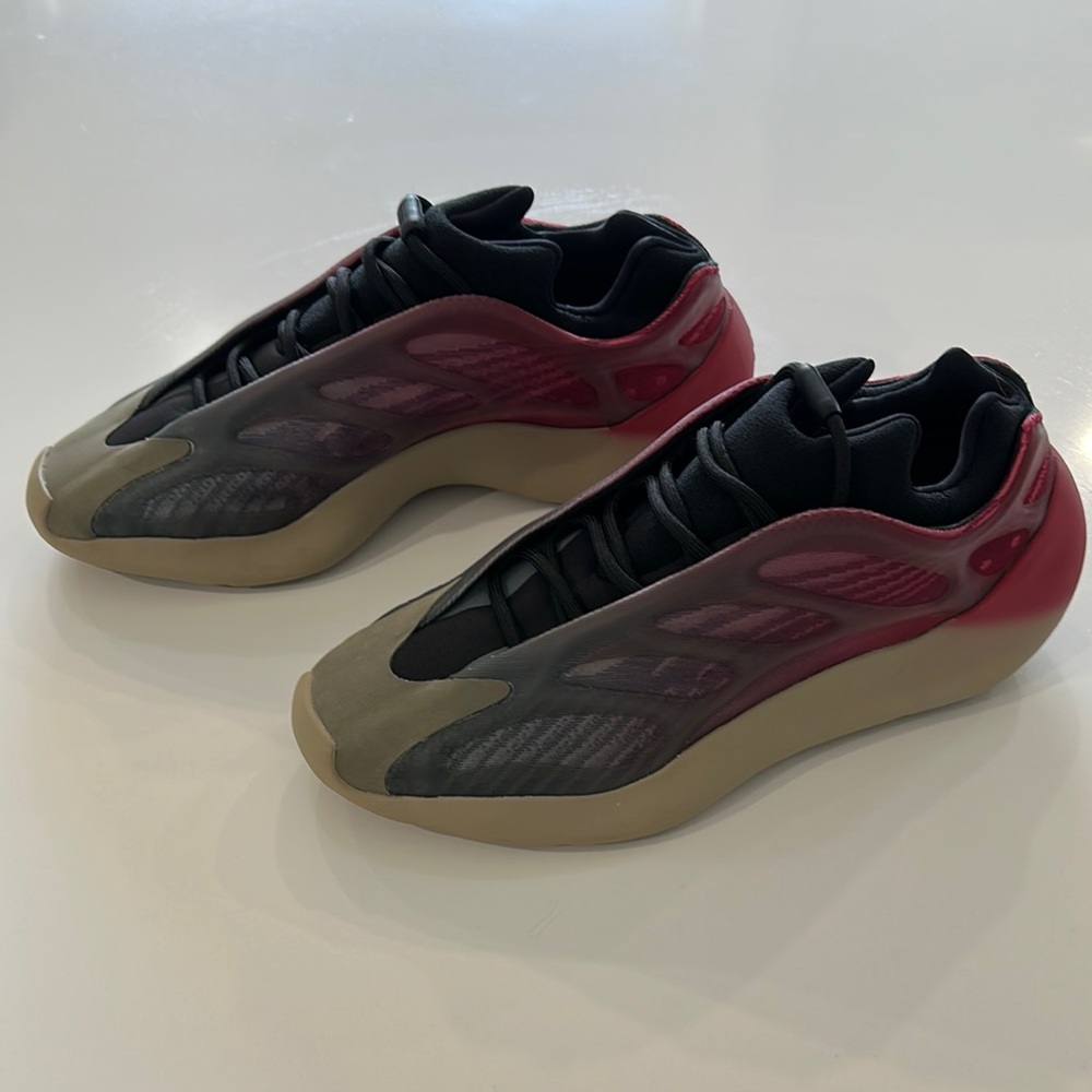 Yeezy 700 V3 fade carbon
